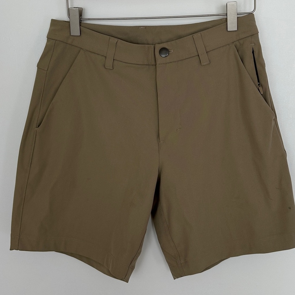 Lululemons Men's Commission Classic Fit Golf shorts Khaki's 28